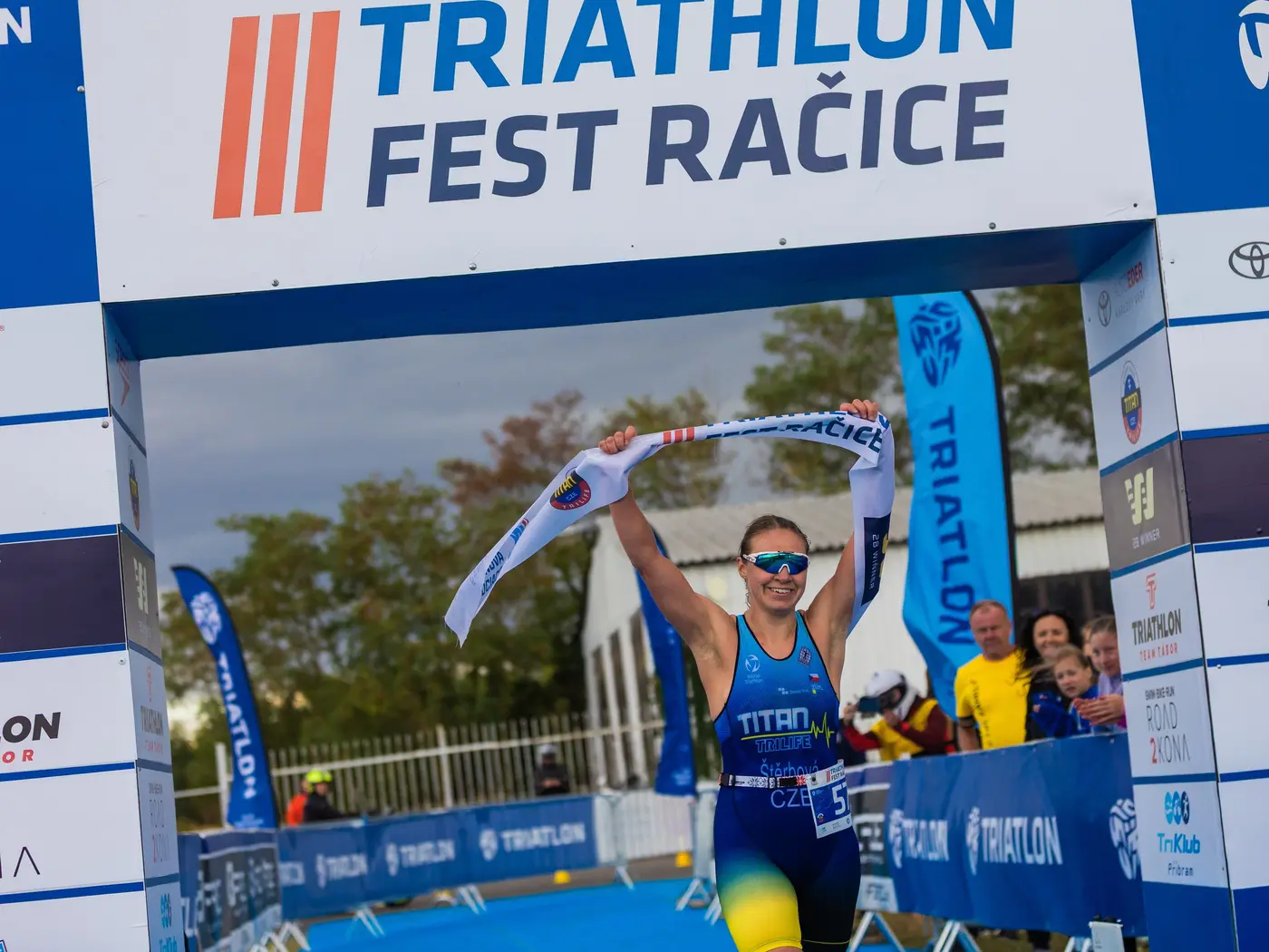 Závodnice v cíli pod branou Triathlon Fest Račice