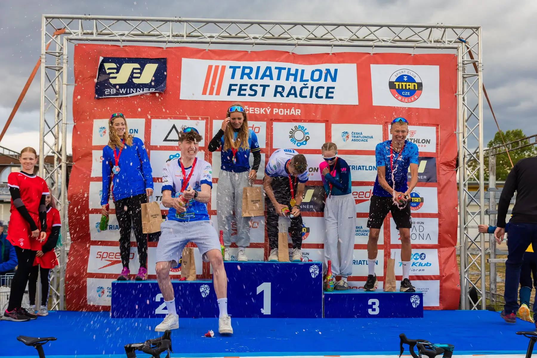 Vyhlášení vítězů na pódiu Triathlon Fest Račice